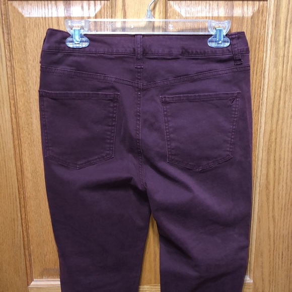 American Eagle outfitters maroon skinnt jeans. Size 6 - Picture 3 of 6